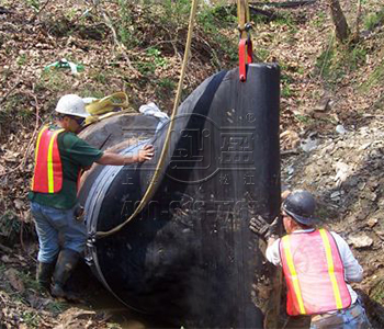 法蘭式<a href=http://www.xajinch.com/ target=_blank class=infotextkey><a href=http://www.xajinch.com target=_blank class=infotextkey>鴨嘴閥</a></a>在工人的準備下正在安裝